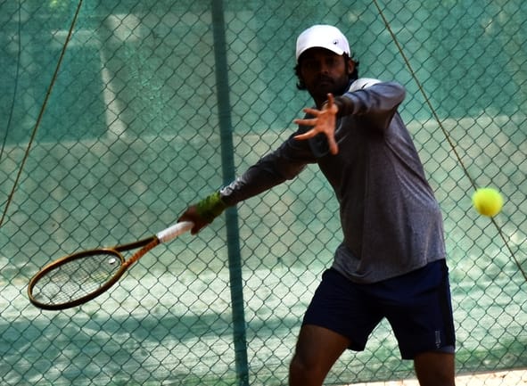 टेनिस टूर्नांमेंट में शामिल खिलाड़ी। टेनिस टूर्नांमेंट में शामिल खिलाड़ी।