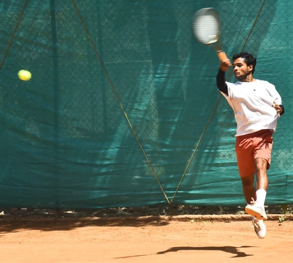 टेनिस टूर्नांमेंट में शामिल खिलाड़ी। टेनिस टूर्नांमेंट में शामिल खिलाड़ी।