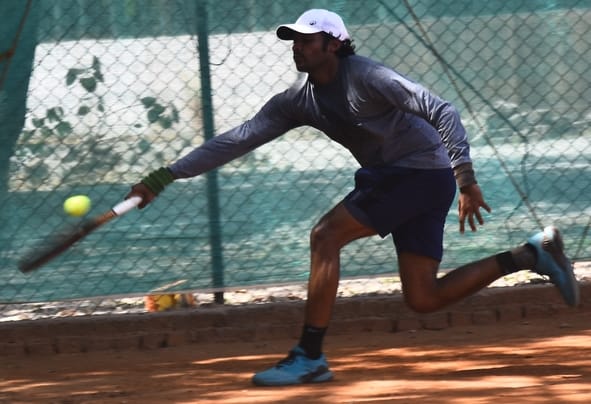 टेनिस टूर्नांमेंट में शामिल खिलाड़ी। टेनिस टूर्नांमेंट में शामिल खिलाड़ी।