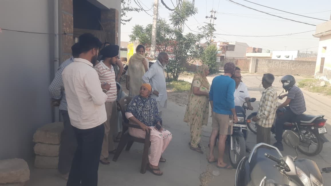 दमकल की टक्कर लगने से गिरी घर की दीवार। संवाद