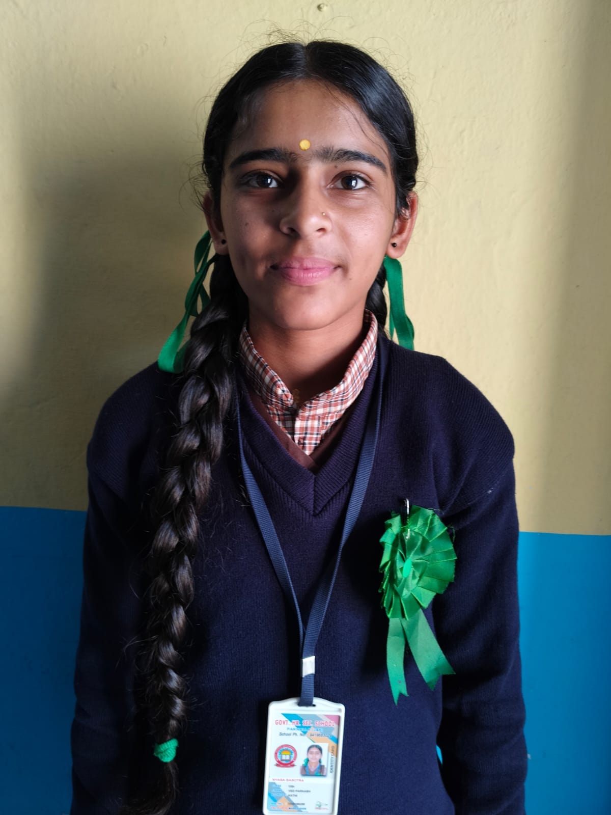 दसवी बोर्ड परीक्षा में 98.8 प्रशित अंक हासिल करने वाली आकांक्षा मेहरा का मुंह मीठा कराते माता-