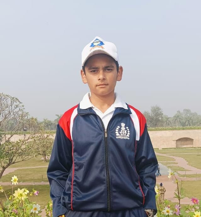 दसवी बोर्ड परीक्षा में 98.8 प्रशित अंक हासिल करने वाली आकांक्षा मेहरा का मुंह मीठा कराते माता-