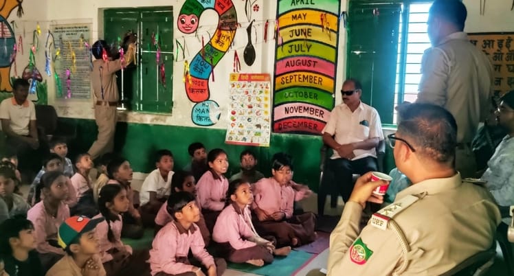 विद्यालय में पृथ्वी दिवस पर पोस्ट दिखाई छात्राएं। स्रोत: विद्यालय विद्यालय में पृथ्वी दिवस पर पोस्ट दिखाई छात्राएं। स्रोत: विद्यालय