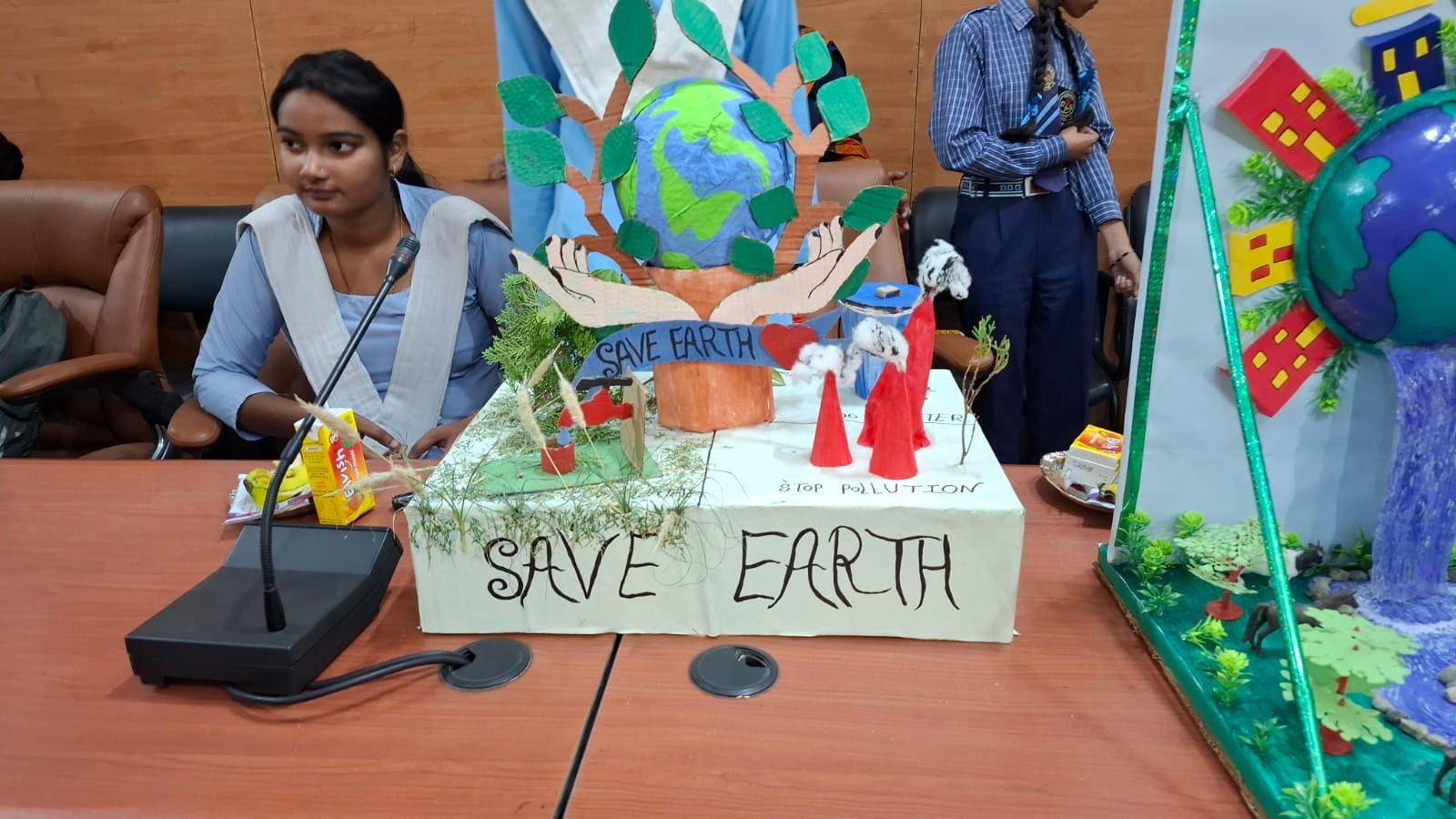 विद्यालय में पृथ्वी दिवस पर पोस्ट दिखाई छात्राएं। स्रोत: विद्यालय विद्यालय में पृथ्वी दिवस पर पोस्ट दिखाई छात्राएं। स्रोत: विद्यालय