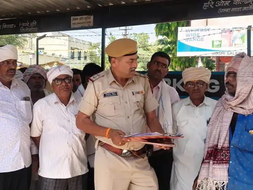 युवक की हत्या के बाद सीमलवाड़ा सीएचसी पहुंचे ग्रामीण।