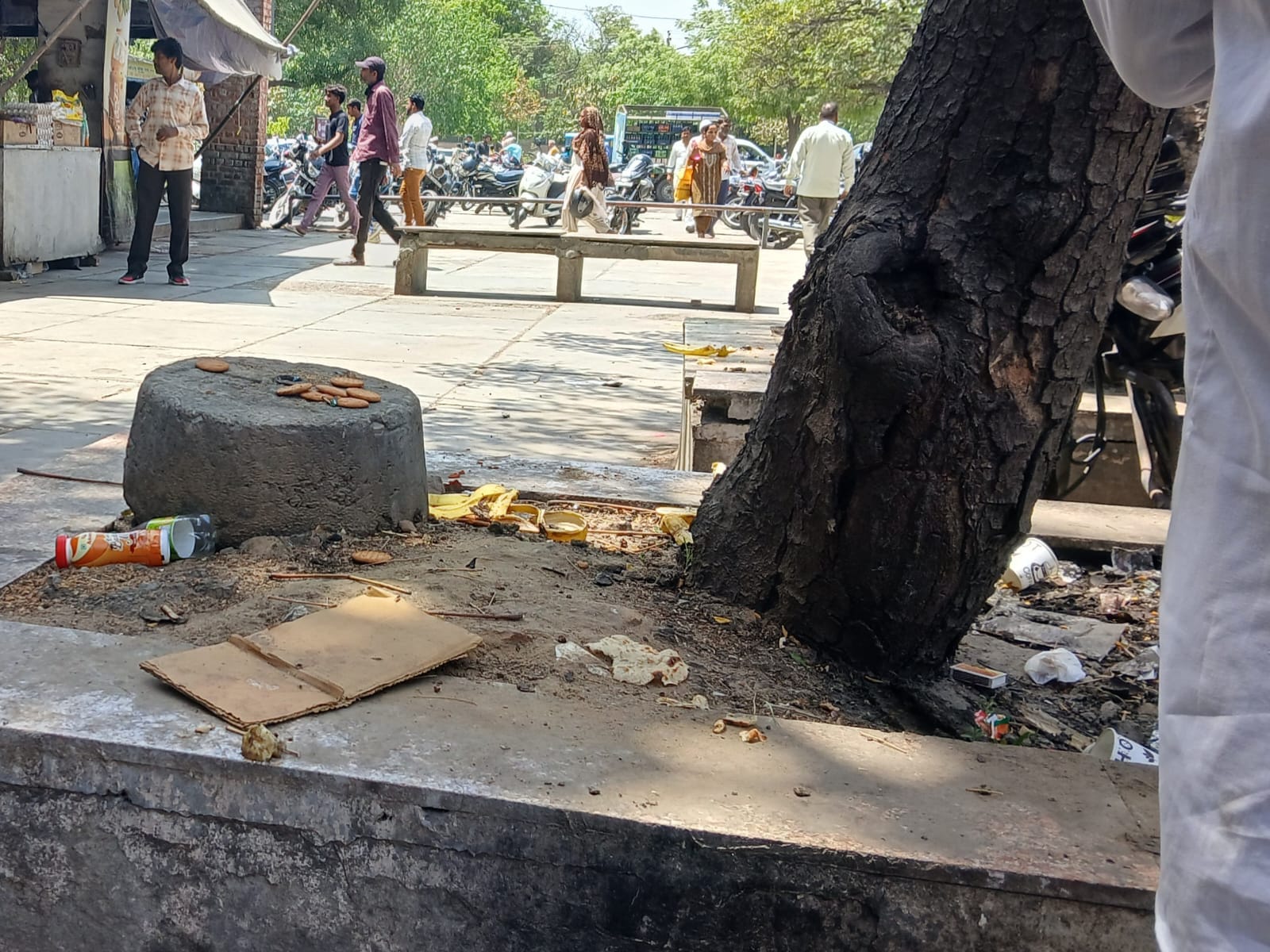 13-पीजीआई में दुकान के पास व काउंटर के नीचे गंदगी का आलम। संवाद