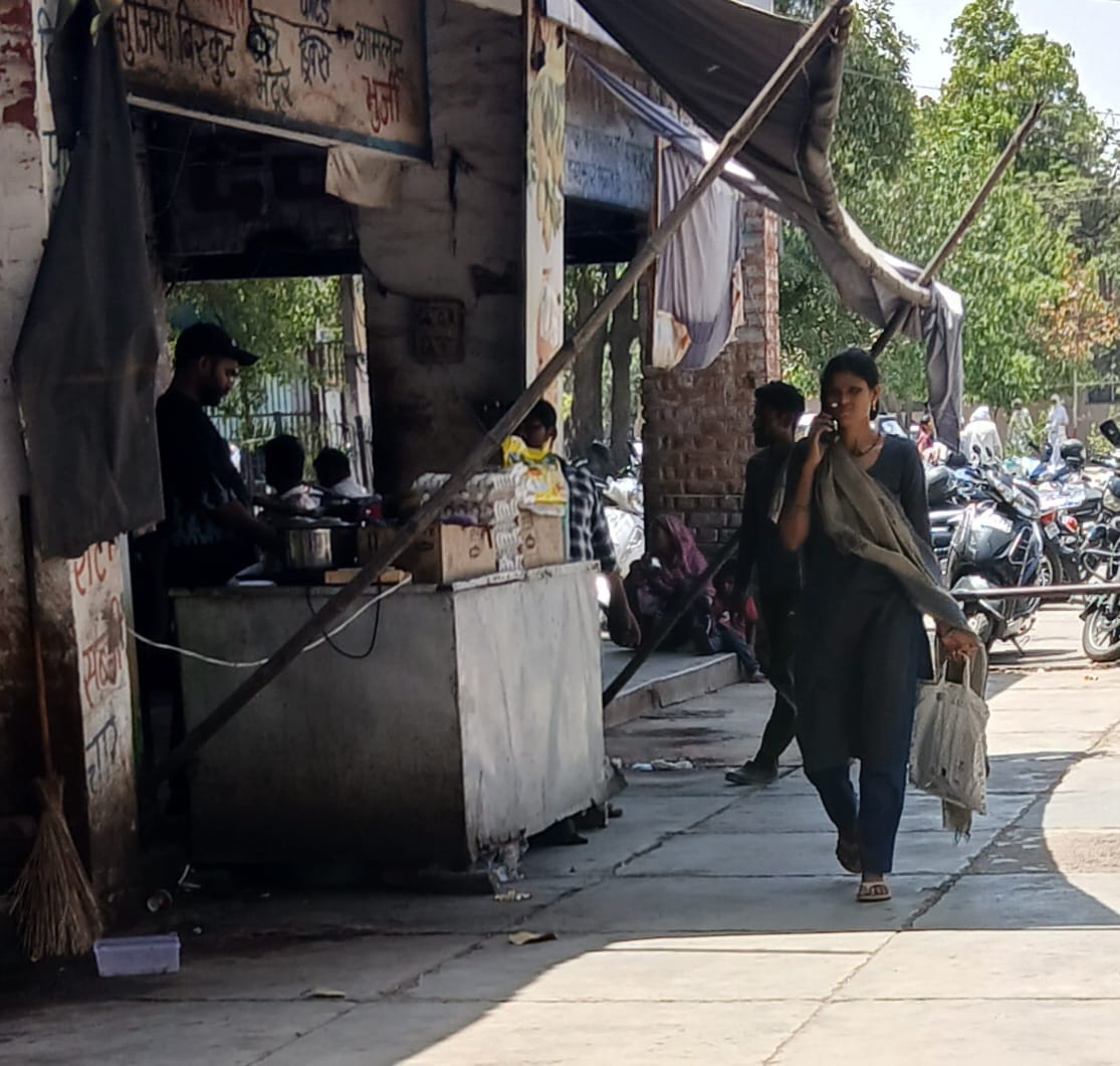 13-पीजीआई में दुकान के पास व काउंटर के नीचे गंदगी का आलम। संवाद