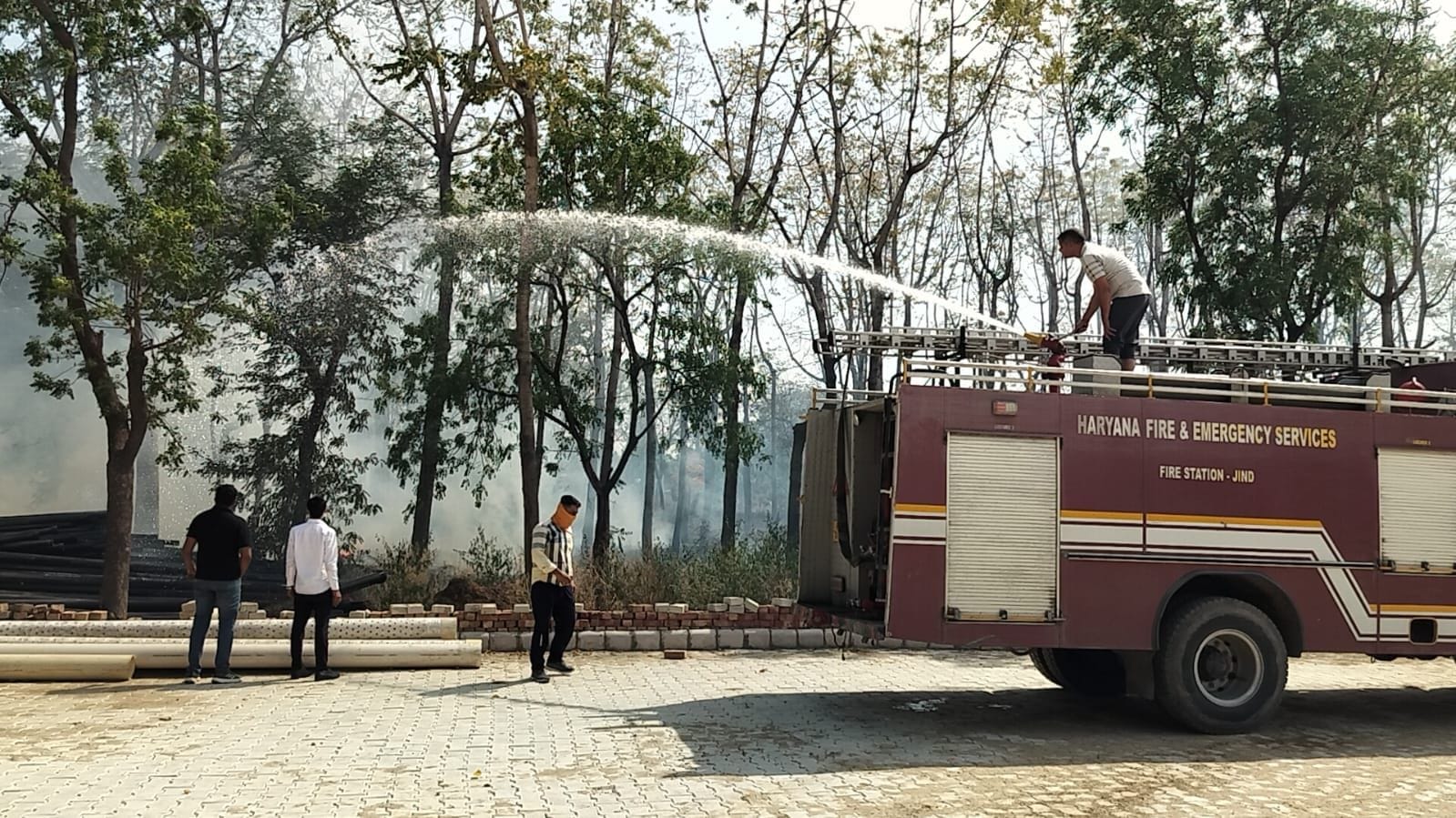 22जेएनडी07: नागरिक अस्पताल में नए भवन के पीछे पेड़ों में लगी दोपहर के समय आग। संवाद