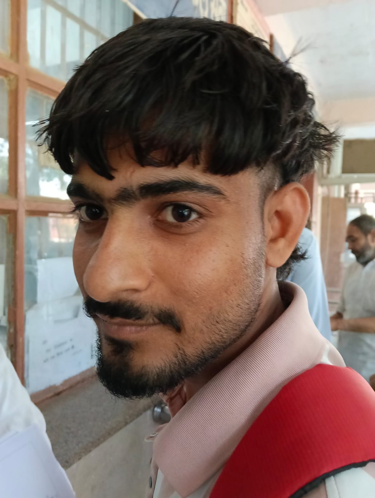 22जेएनडी15-तहसील में खत्म होने के बाद बाजार से कागज लेकर पहुंचे लोग। संवाद 22जेएनडी15-तहसील में खत्म होने के बाद बाजार से कागज लेकर पहुंचे लोग। संवाद