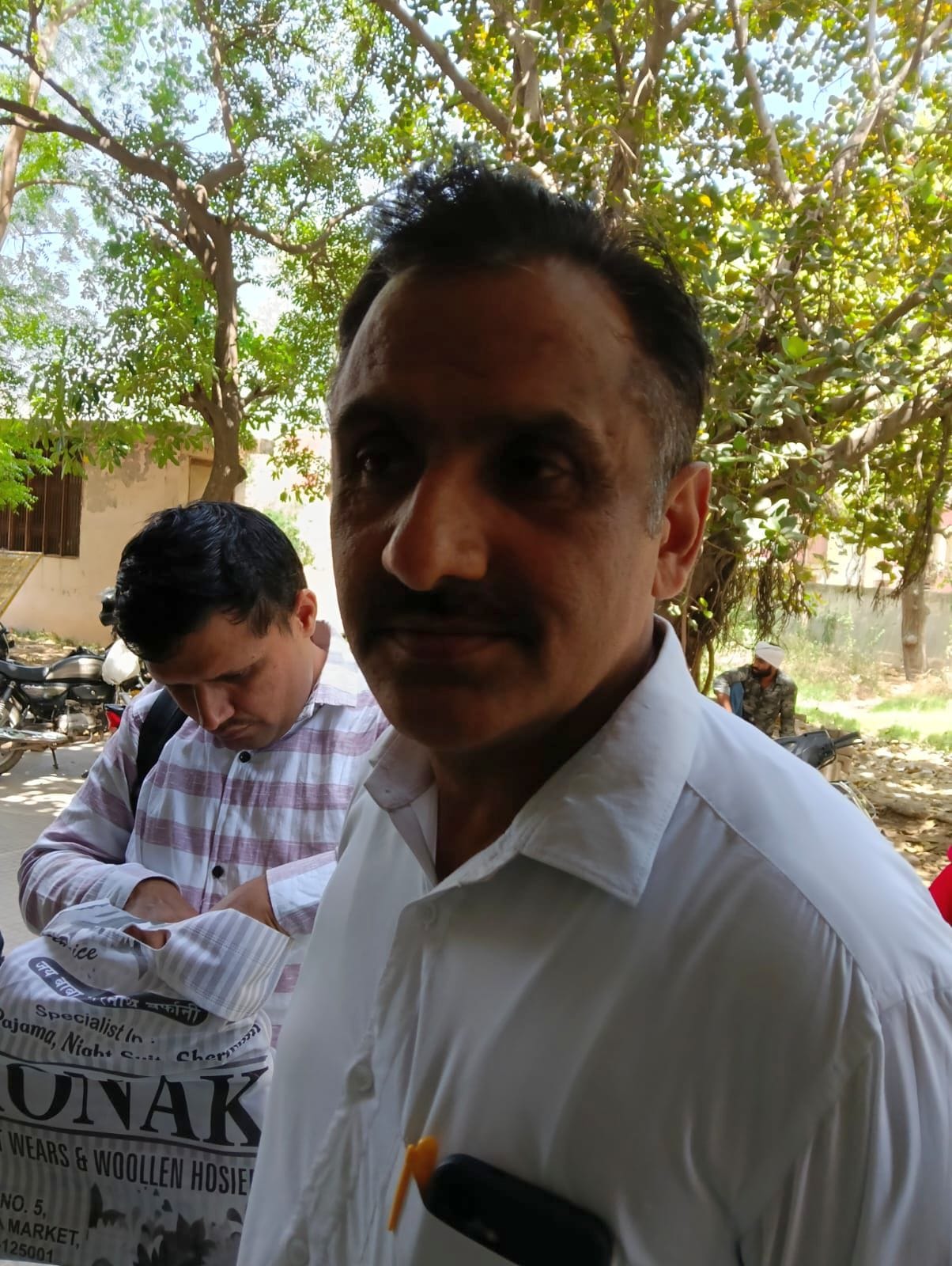 22जेएनडी15-तहसील में खत्म होने के बाद बाजार से कागज लेकर पहुंचे लोग। संवाद 22जेएनडी15-तहसील में खत्म होने के बाद बाजार से कागज लेकर पहुंचे लोग। संवाद