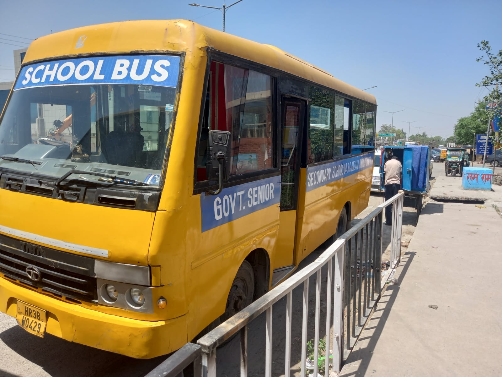 अंबाला छावनी में बिना स्कूल नाम के सड़क पर खड़ी बस। संवाद