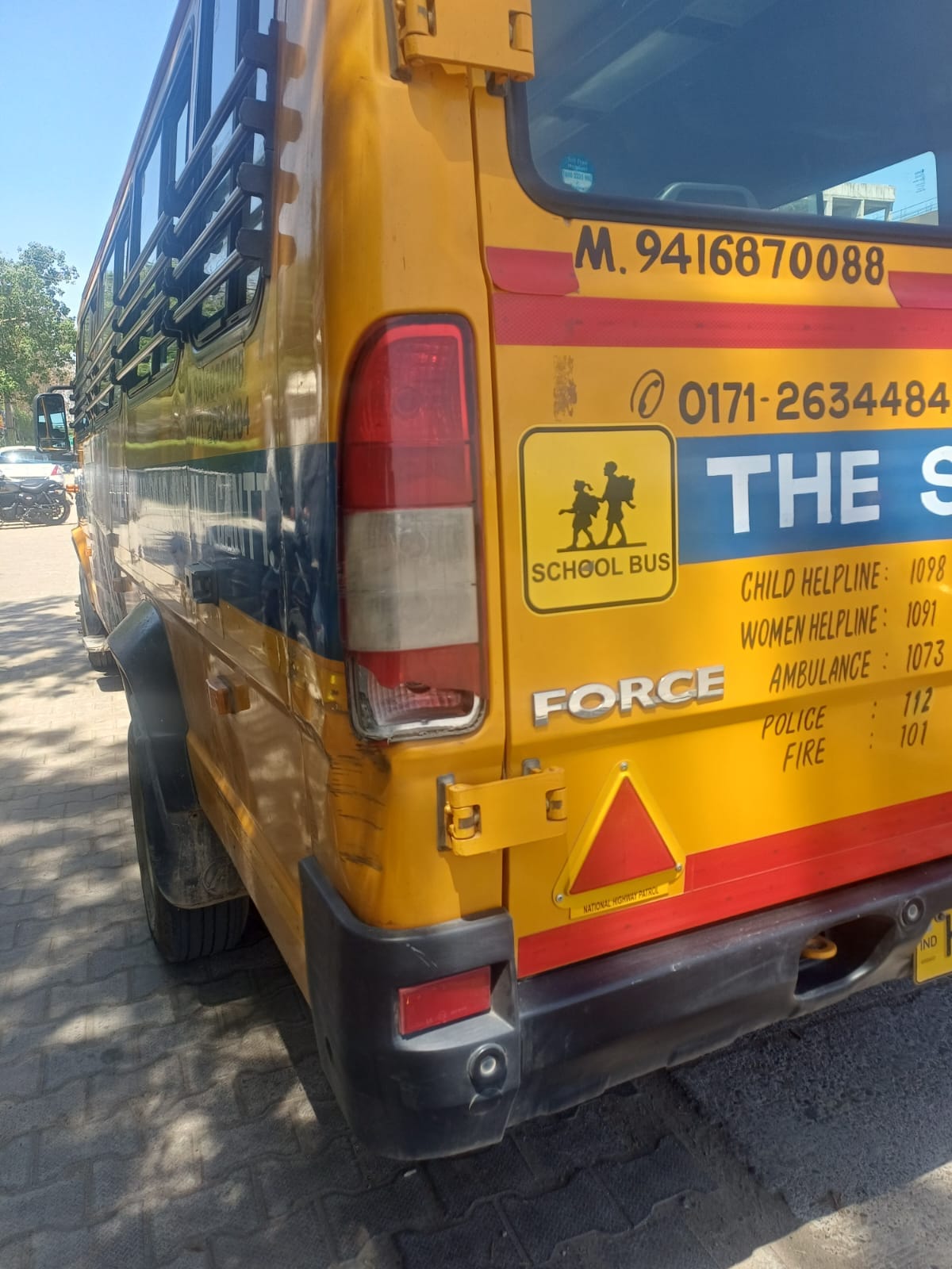 अंबाला छावनी में बिना स्कूल नाम के सड़क पर खड़ी बस। संवाद