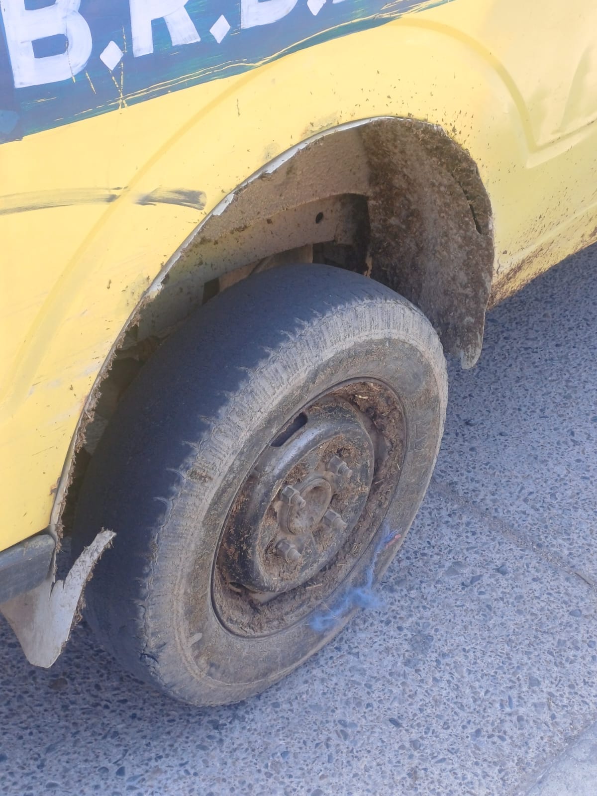 अंबाला छावनी में बिना स्कूल नाम के सड़क पर खड़ी बस। संवाद