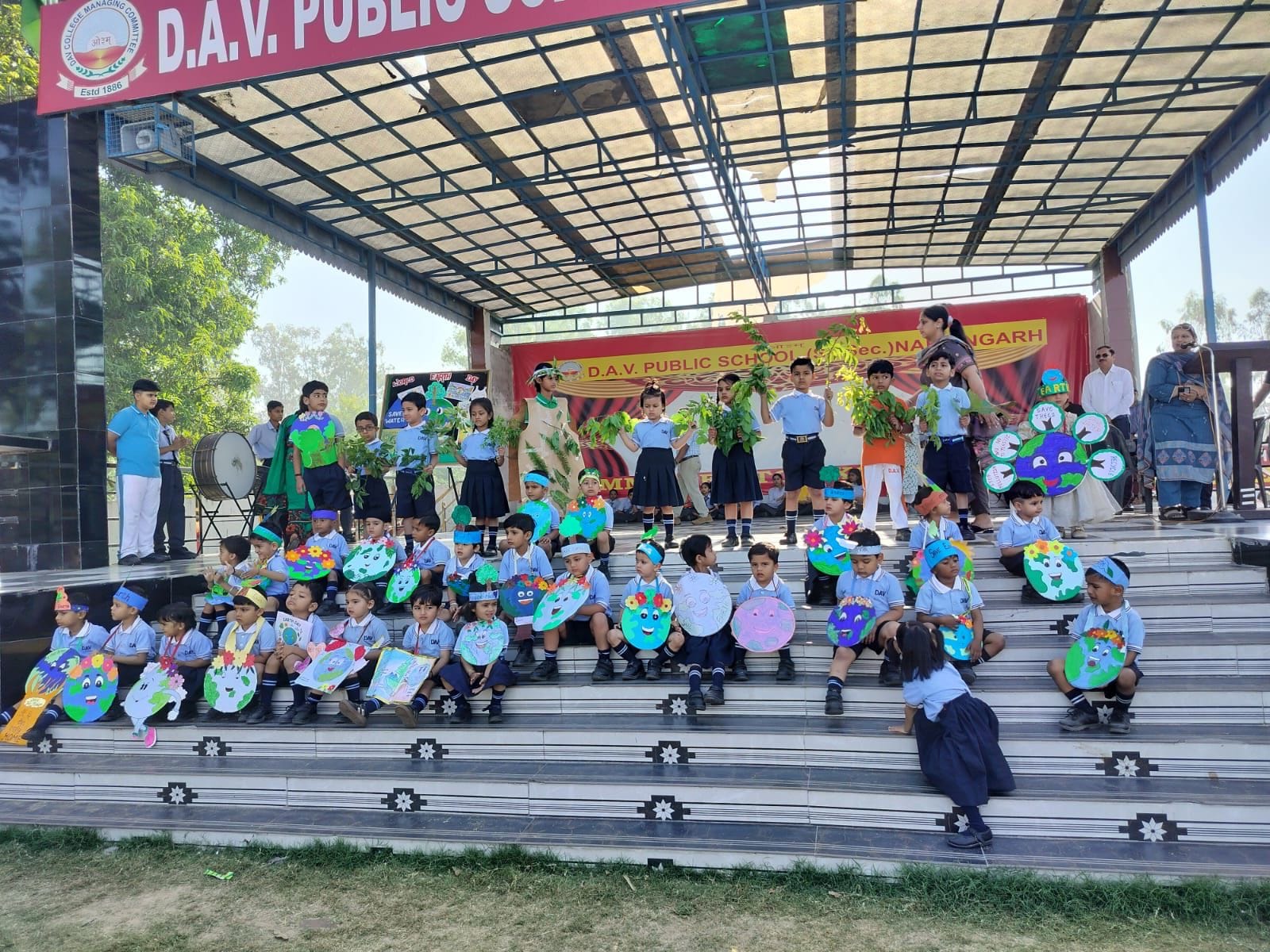 अंबाला के सपेड़ा स्थित सरकारी स्कूल में कार्यक्रम के दौरान मौजूद गणमान्य व स्वयंसेवक। प्रवक्ता