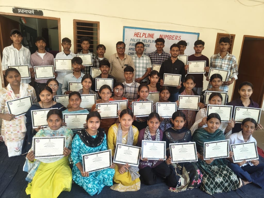 अंबाला के सपेड़ा स्थित सरकारी स्कूल में कार्यक्रम के दौरान मौजूद गणमान्य व स्वयंसेवक। प्रवक्ता