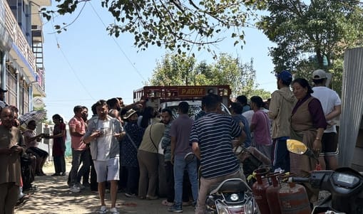 बीड़ में गैस सिलिंडर लेने के लिए उमड़ी भीड़। संवाद