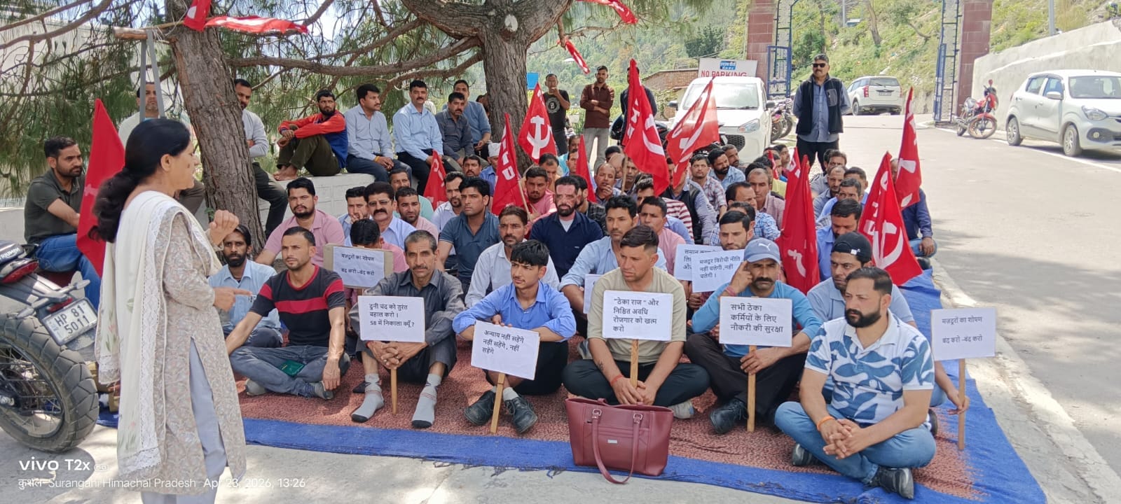चंबा के बैरा स्यूल परियोजना सुरंगानी में प्रदर्शन करते बैरा स्यूल प्रोजेक्ट वर्कर्स यूनियन के क चंबा के बैरा स्यूल परियोजना सुरंगानी में प्रदर्शन करते बैरा स्यूल प्रोजेक्ट वर्कर्स यूनियन के क