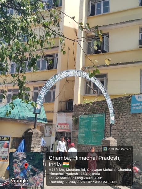 चंबा मेडिकल कॉलेज में खुले में बिखरा पड़ा बायोमेडिकल वेस्ट। जागरूक पाठक।