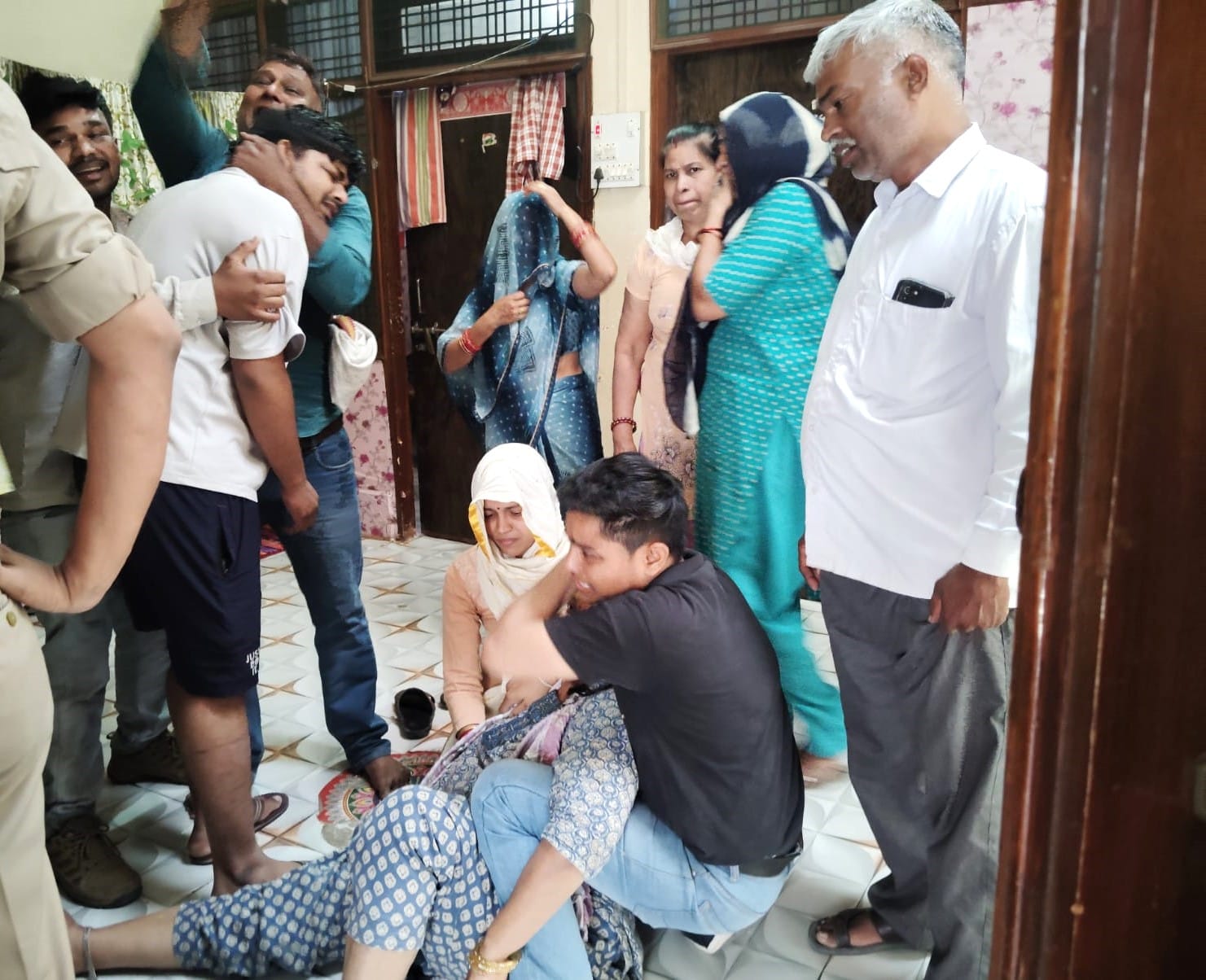 चंदौसी के वैष्णो विहार में सालिगराम की मौत के बाद बिलखते परिजन। संवाद