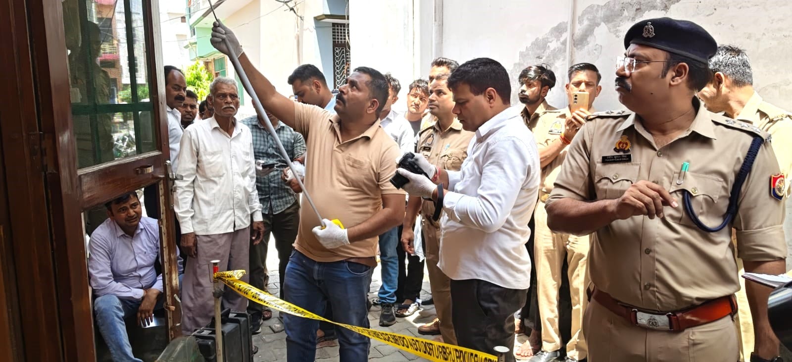 चंदौसी के वैष्णो विहार में सालिगराम की मौत के बाद बिलखते परिजन। संवाद