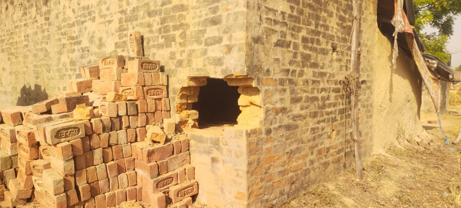 फोटो- 14- चोरी के बाद खेत में पड़ा सामान। संवाद