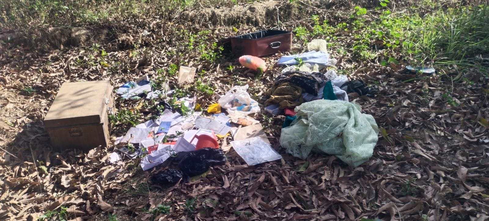 फोटो- 14- चोरी के बाद खेत में पड़ा सामान। संवाद