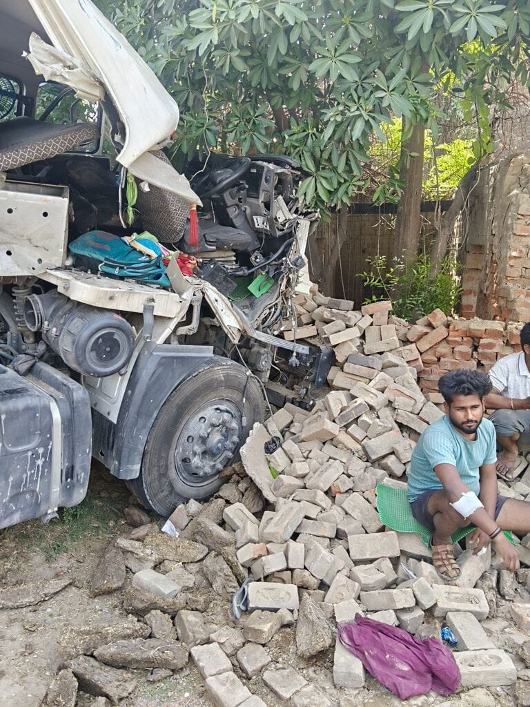 फोटो-17- ट्रक से टक्कर के बाद कच्चे मकान में घुसा डंपर। संवाद