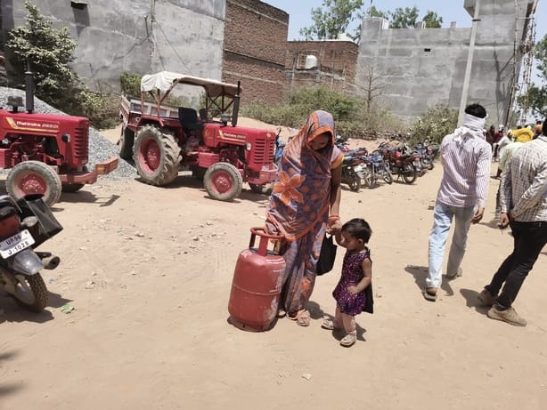 फोटो 22 सीकेटीपी-12 धूप से बचने के लिए घर के छांव के सहारे खड़े उपभोक्ता। संवाद