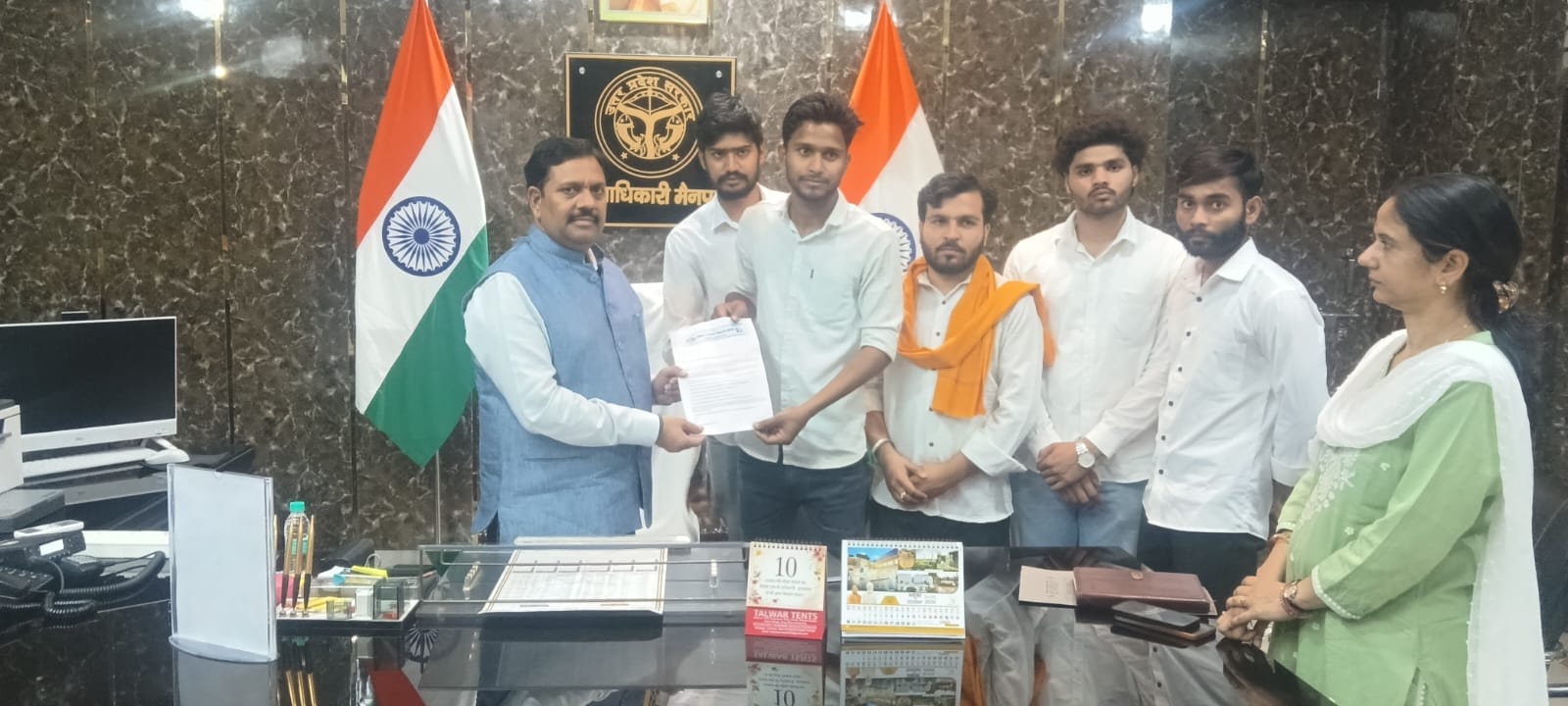 फोटो 26 राजकीय इंजीनियरिंग कॉलेज में भोजन कर रहे छात्रों से जानकारी लेते डीएम। स्रोत प्रशासन