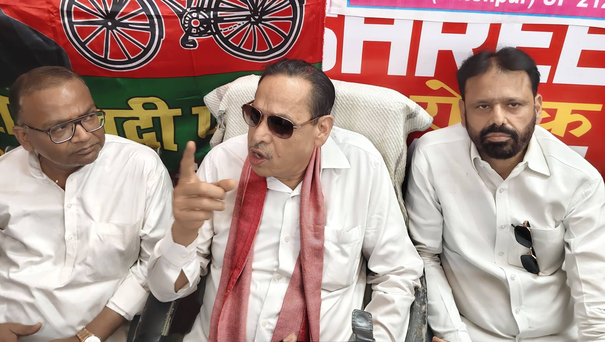 फोटो-39- पत्रकारों से वार्ता करते पूर्व कैबिनेट मंत्री नसीमुद्दीन सिद्दीकी । संवाद