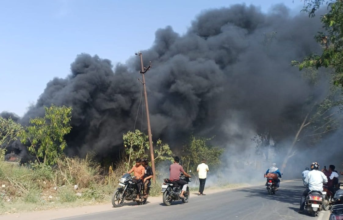 फोटो स्टारपरफॉमर्र के लिए:-  पाइपों में लगी आग, जान बचाकर भागे लोग:- बागपत के चमरावल मार्ग पर ख