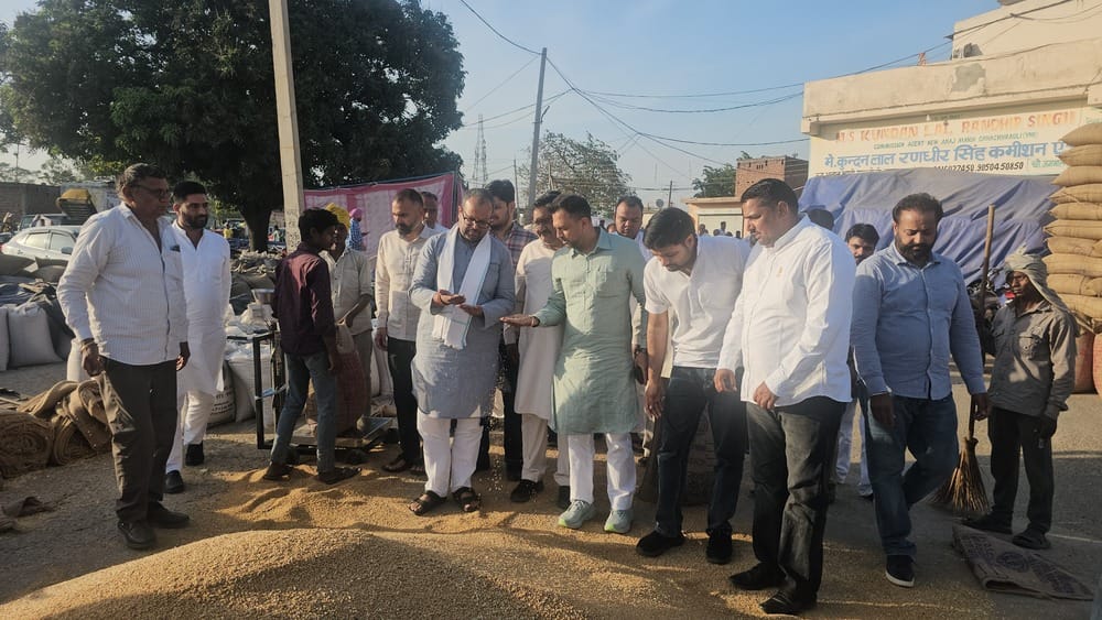 गोरक्षा सम्मान के पोस्टर दिखाते महंत शोभादास व अन्य। स्वयं