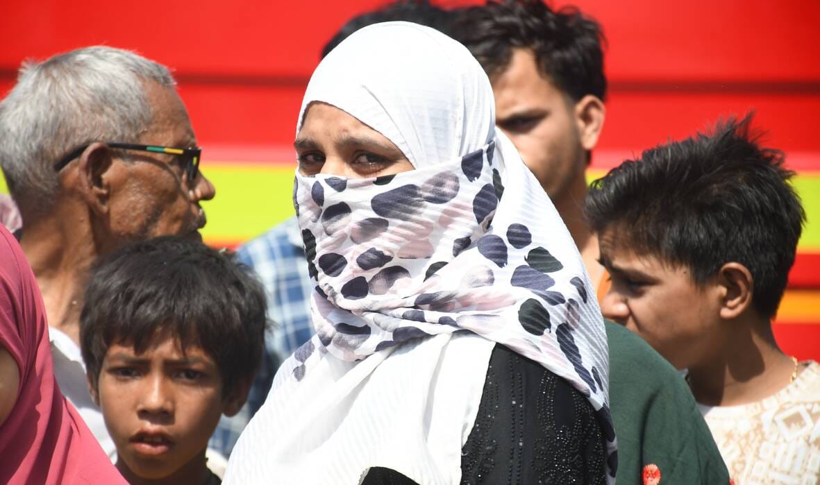 हुसैनाबाद स्थित घंटाघर के पास कबाड़ के गोदाम में लगी आग।