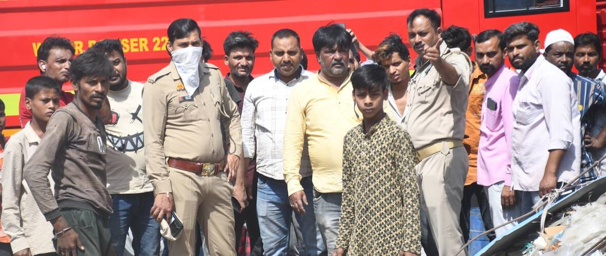 हुसैनाबाद स्थित घंटाघर के पास कबाड़ के गोदाम में लगी आग।