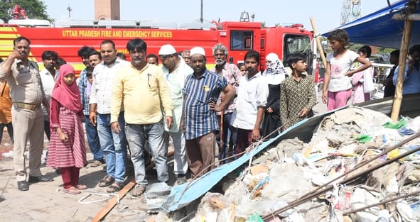 हुसैनाबाद स्थित घंटाघर के पास कबाड़ के गोदाम में लगी आग।