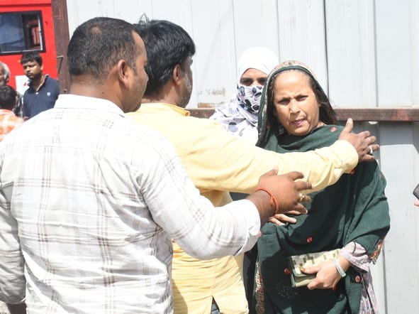 हुसैनाबाद स्थित घंटाघर के पास कबाड़ के गोदाम में लगी आग।