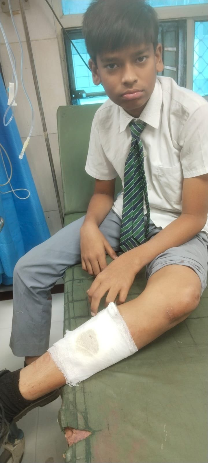 हादसे में घायल बच्चे व क्षतिग्रस्त वैन। हादसे में घायल बच्चे व क्षतिग्रस्त वैन।