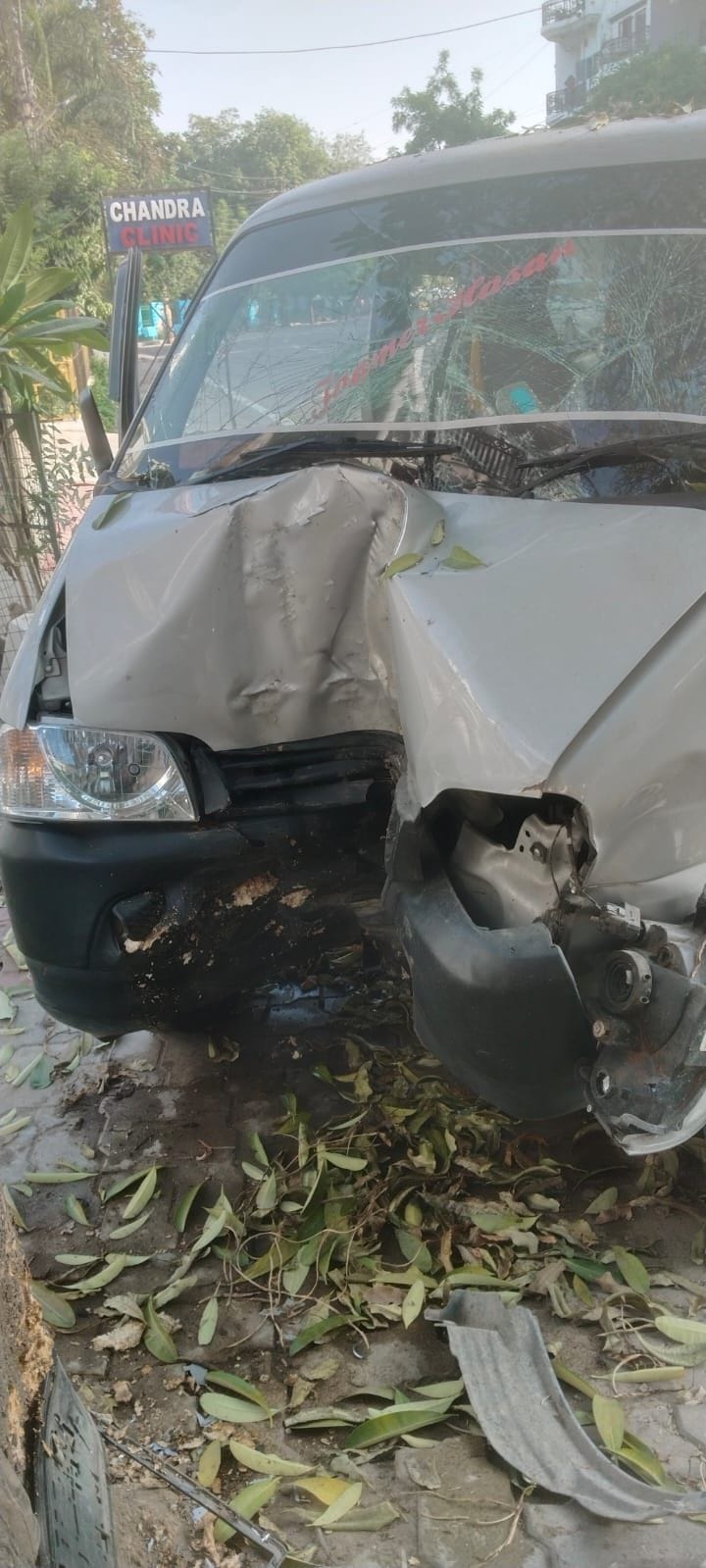 हादसे में घायल बच्चे व क्षतिग्रस्त वैन। हादसे में घायल बच्चे व क्षतिग्रस्त वैन।