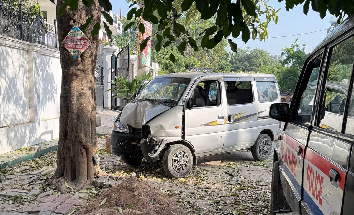 हादसे में घायल बच्चे व क्षतिग्रस्त वैन। हादसे में घायल बच्चे व क्षतिग्रस्त वैन।
