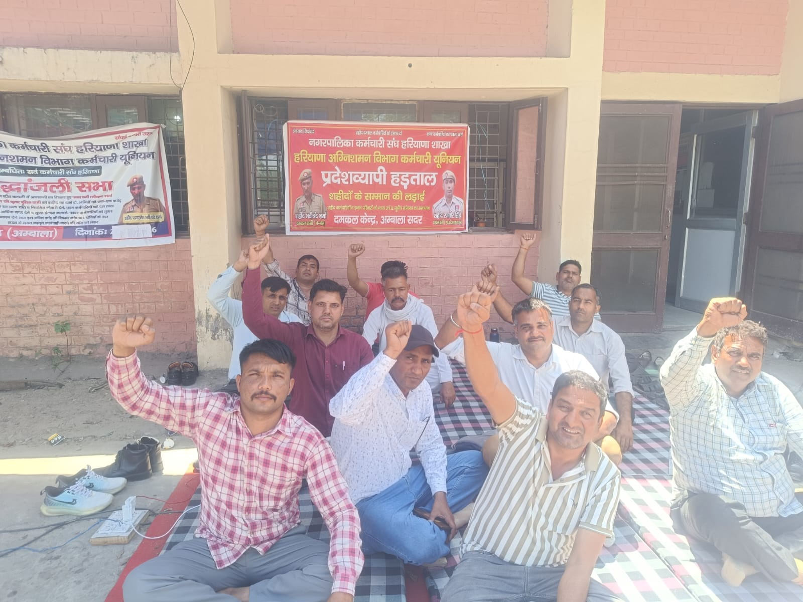 हड़ताल पर बैठे दकमल कर्मी नारेबाजी करते हुए। प्रवक्ता हड़ताल पर बैठे दकमल कर्मी नारेबाजी करते हुए। प्रवक्ता