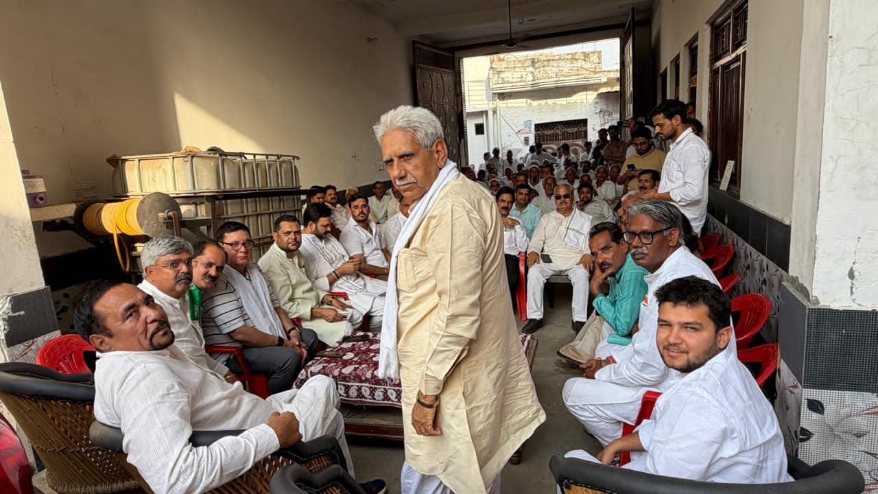 ईकड़ी गांव में रालोद की जनसभा को लेकर जनसम्पर्क करते क्षेत्रीय अध्यक्ष तरसपाल मलिक व विधायक गुला ईकड़ी गांव में रालोद की जनसभा को लेकर जनसम्पर्क करते क्षेत्रीय अध्यक्ष तरसपाल मलिक व विधायक गुला
