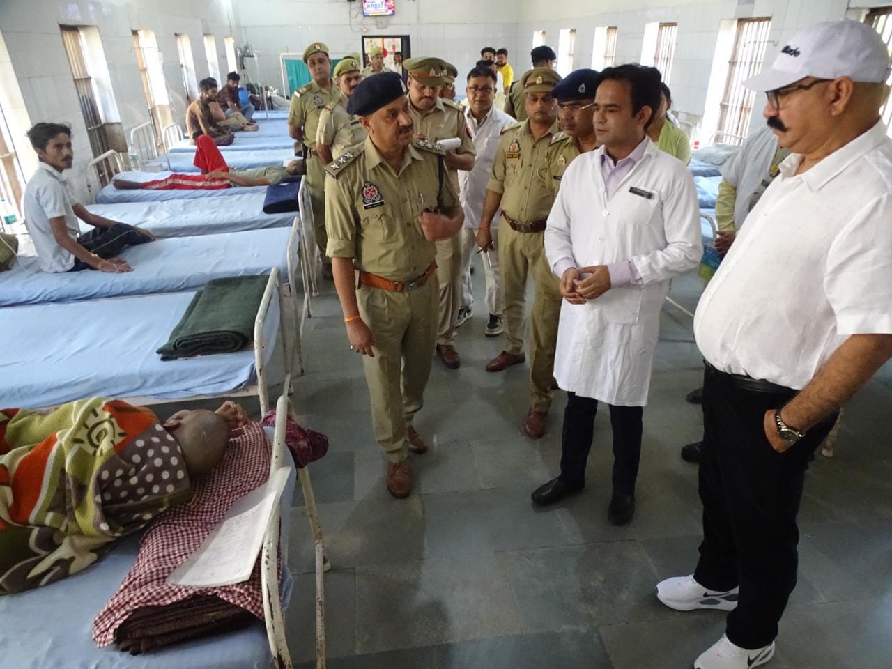 जिला जेल का निरीक्षण करते डीजी कारागार जिला जेल का निरीक्षण करते डीजी कारागार