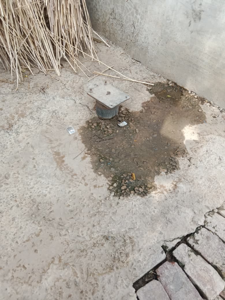 जलस्तर घटने से मूरतगंज ब्लॉक के सैयद सरांवा गांव के अलग-अलग तीन जगहों सूखे हैंडपंप। संवाद
