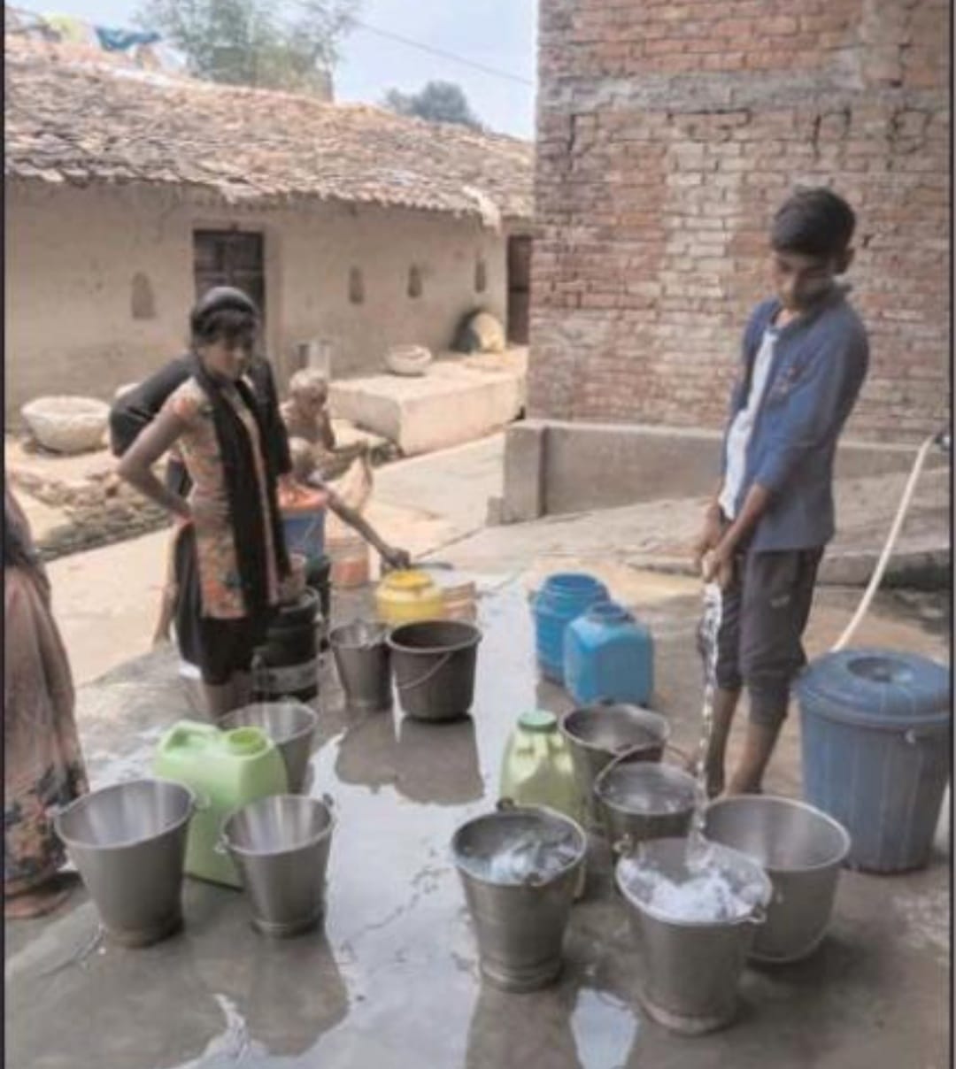 जलस्तर घटने से मूरतगंज ब्लॉक के सैयद सरांवा गांव के अलग-अलग तीन जगहों सूखे हैंडपंप। संवाद