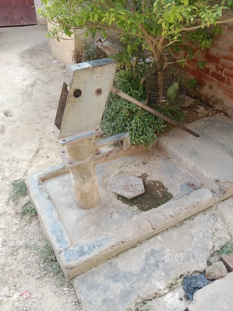 जलस्तर घटने से मूरतगंज ब्लॉक के सैयद सरांवा गांव के अलग-अलग तीन जगहों सूखे हैंडपंप। संवाद