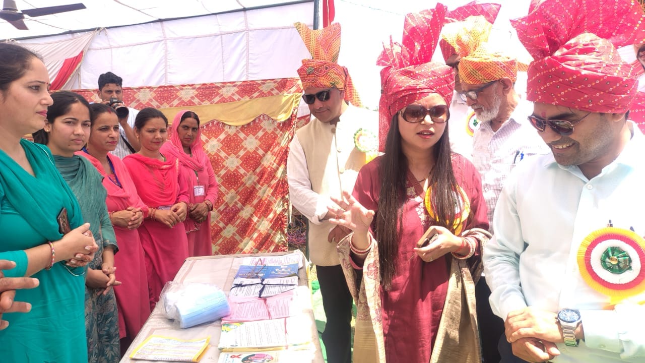 झंडूता में वैशाखी मेले के शुभारंभ पर निकाली गई शोभायात्रा। संवाद झंडूता में वैशाखी मेले के शुभारंभ पर निकाली गई शोभायात्रा। संवाद