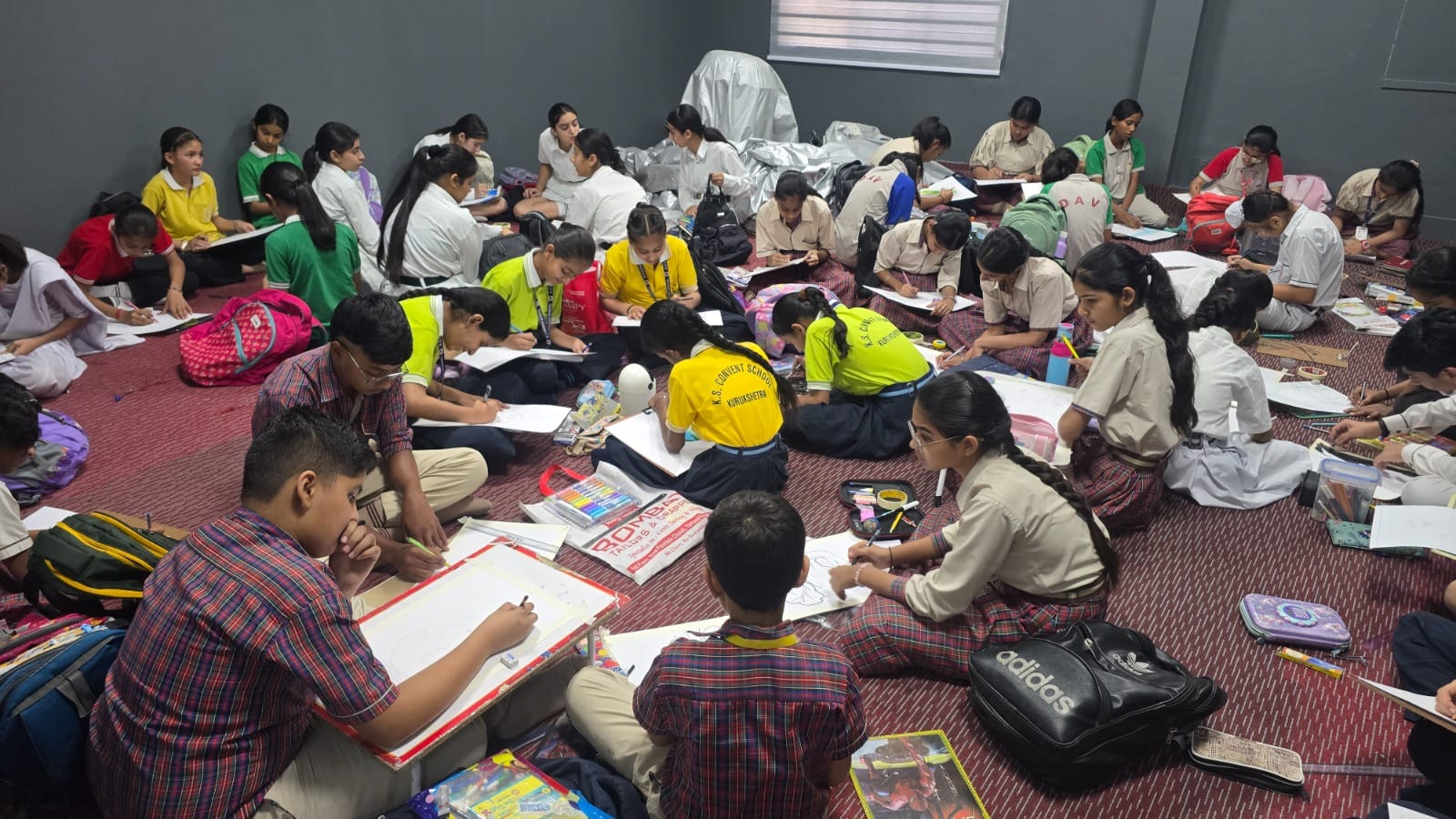 कुरुक्षेत्र। पैनोरमा में आयोजित पृथ्वी दिवस कार्यक्रम में पंटिंग करते छात्र-छात्राएं। स्वयं कुरुक्षेत्र। पैनोरमा में आयोजित पृथ्वी दिवस कार्यक्रम में पंटिंग करते छात्र-छात्राएं। स्वयं