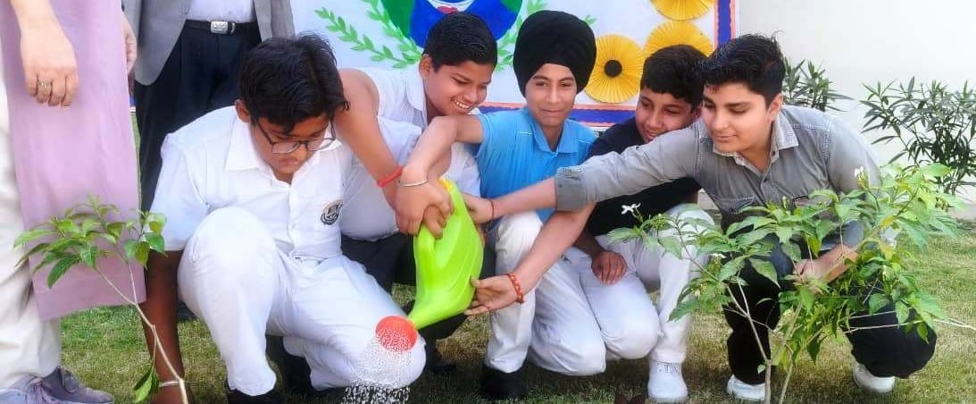 कुरुक्षेत्र। स्कूल में पौधरोपण करते बच्चे। विज्ञप्ति