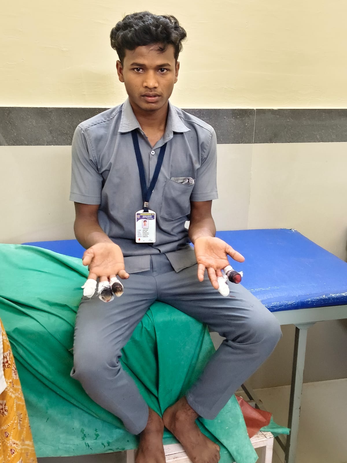 छात्रों से कराया काम