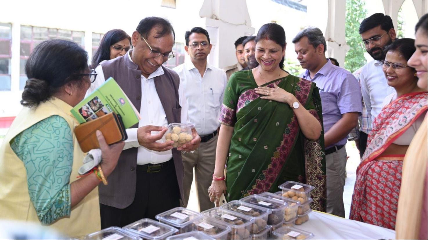 लविवि में आयोजित हरित मेले में उपस्थित लोग।